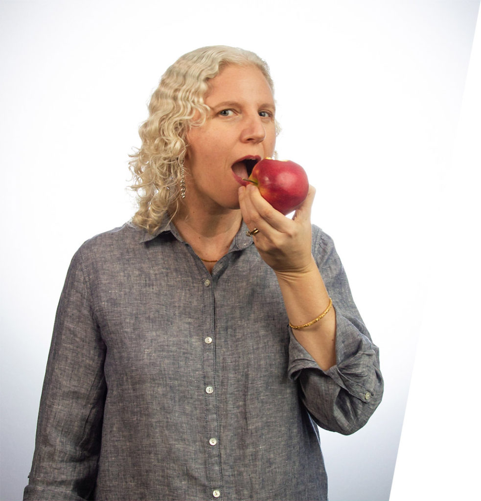 Andrea eats apple