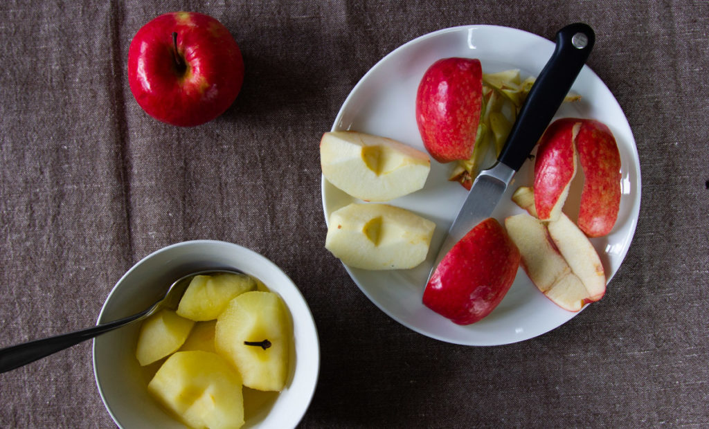 cooked apples with the cores
